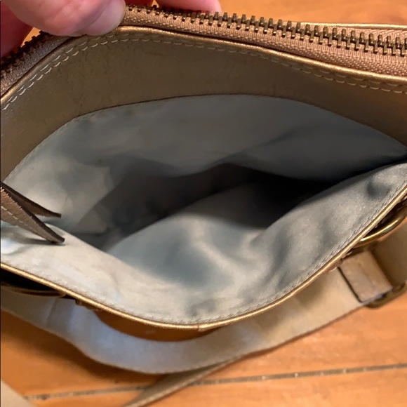 Crossbody gold metallic leather coach bag. - Picture 5 of 5